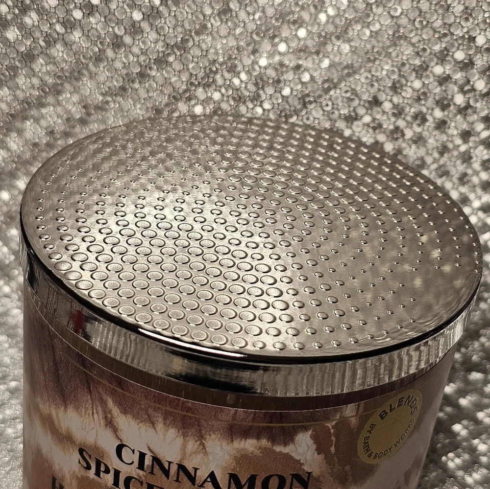 Cinnamon spiced vanilla and hot cocoa and cream candle by bath and body works - Picture 3 of 4